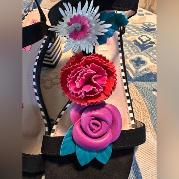 Betsey Johnson Andy Dress Heel.  Size 7 - Picture 2 of 8